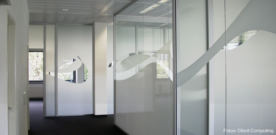Foto der von okamo aus Berlin konzipierten Büroraumgestaltung der Client Computing GmbH in München: das Design der gläserne Trennwände mit bewusst gewehrten bzw. verwehrten Durchblicken. Foto: Client Computing