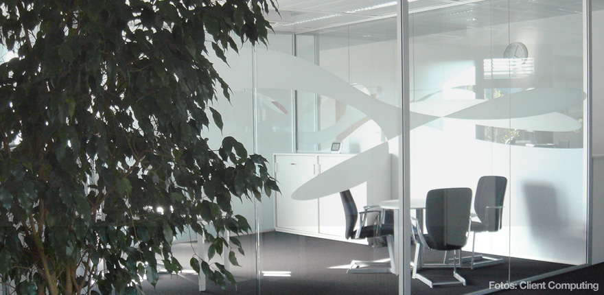 Foto der von okamo aus Berlin konzipierten Büroraumgestaltung der Client Computing GmbH in München: das Design der gläsernen Trennwände einer Besprechungszone. Foto: Client Computing