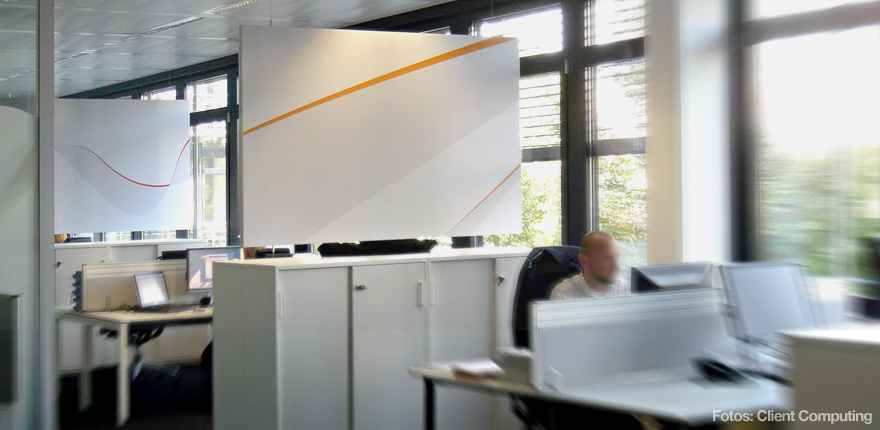 Foto der von okamo aus Berlin konzipierten Büroraumgestaltung der Client Computing GmbH in München: das Design hängender Schall- und Sichtschutzwände mit Raumtrennerfunktion. Foto: Client Computing