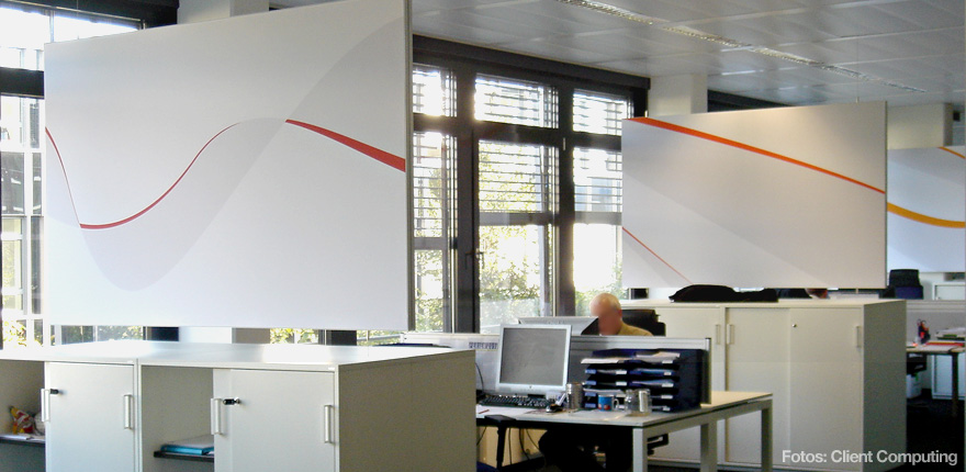 Foto der von okamo aus Berlin konzipierten Büroraumgestaltung der Client Computing GmbH in München: das Design hängender Schall- und Sichtschutzwände mit Raumtrennerfunktion. Foto: Client Computing