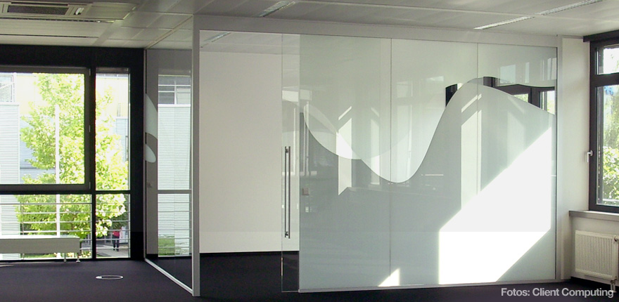 Foto der von okamo aus Berlin konzipierten Büroraumgestaltung der Client Computing GmbH in München: das Design einer gläsernenTrennwand eines Meeting-Bereichs. Foto: Client Computing