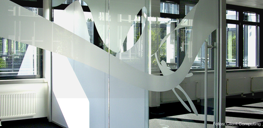 Foto der von okamo aus Berlin konzipierten Büroraumgestaltung der Client Computing GmbH in München: das Design einer gläsernen Trennwand eines Meeting-Bereichs. Foto: Client Computing