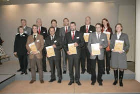 Foto von der Siegerehrung im Rahmen des Kongresses �kommKOOP � Erfolgreiche Beispiele interkommunaler Kooperationen�, den okamo aus Berlin im Auftrag von a.m.p f&uuml;r das Bundesamt f&uuml;r Bauwesen und Raumordnung gestalterisch begleitet hat